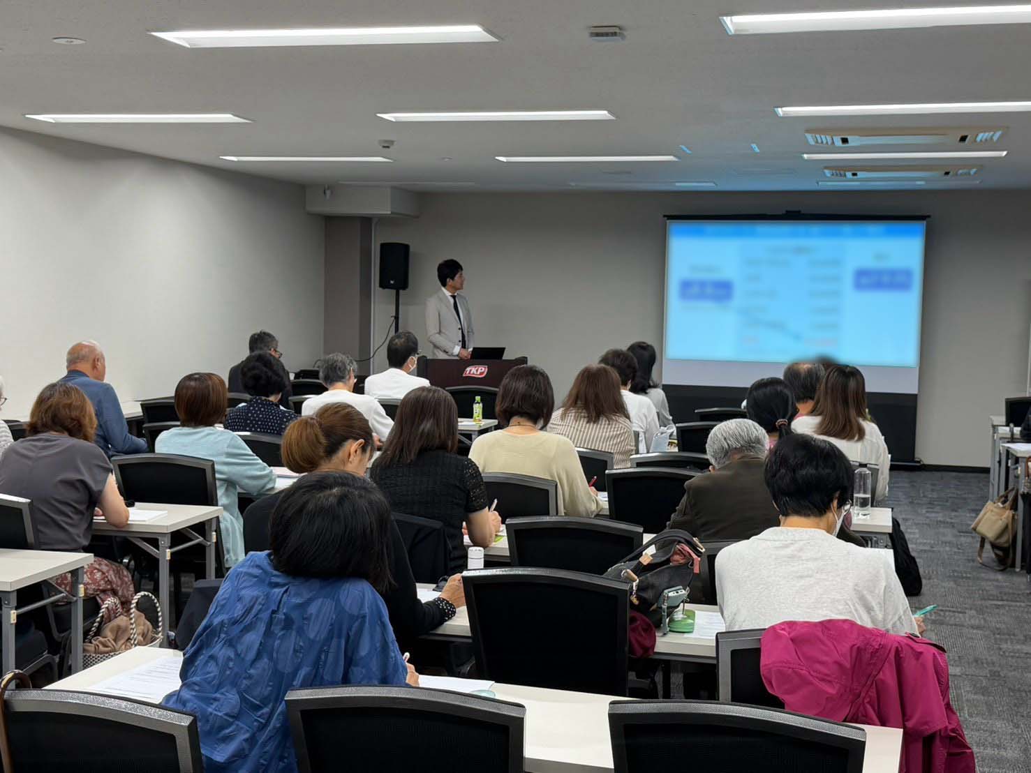 講師の説明を聞くセミナー参加者の皆さま