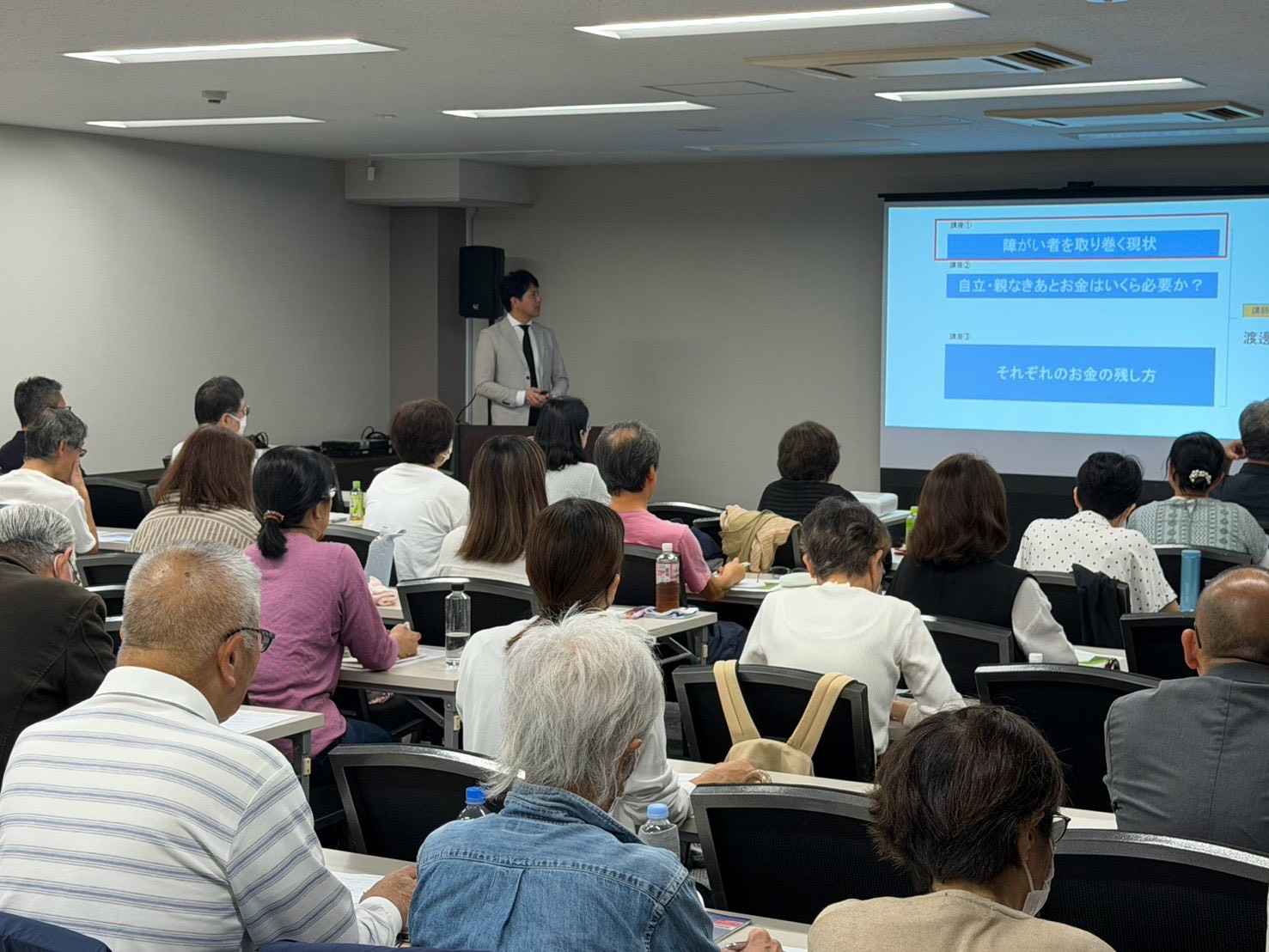 講師の説明を聞くセミナー参加者の皆さま
