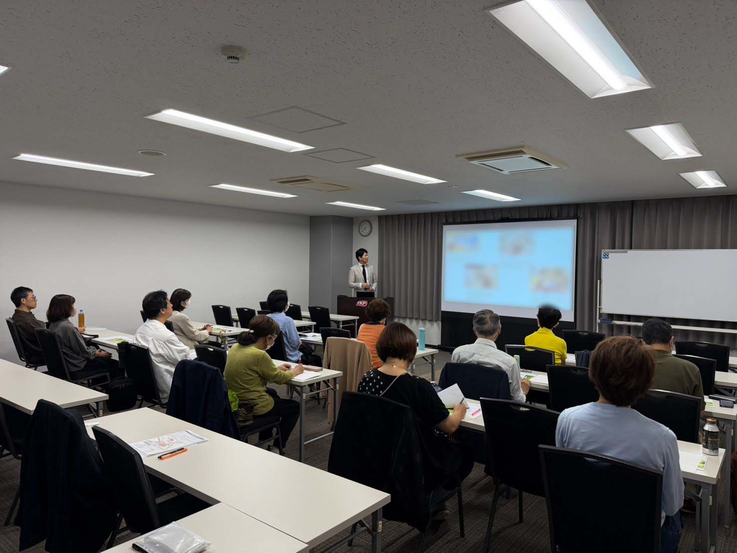 満席の会場を後方から見たセミナーの様子