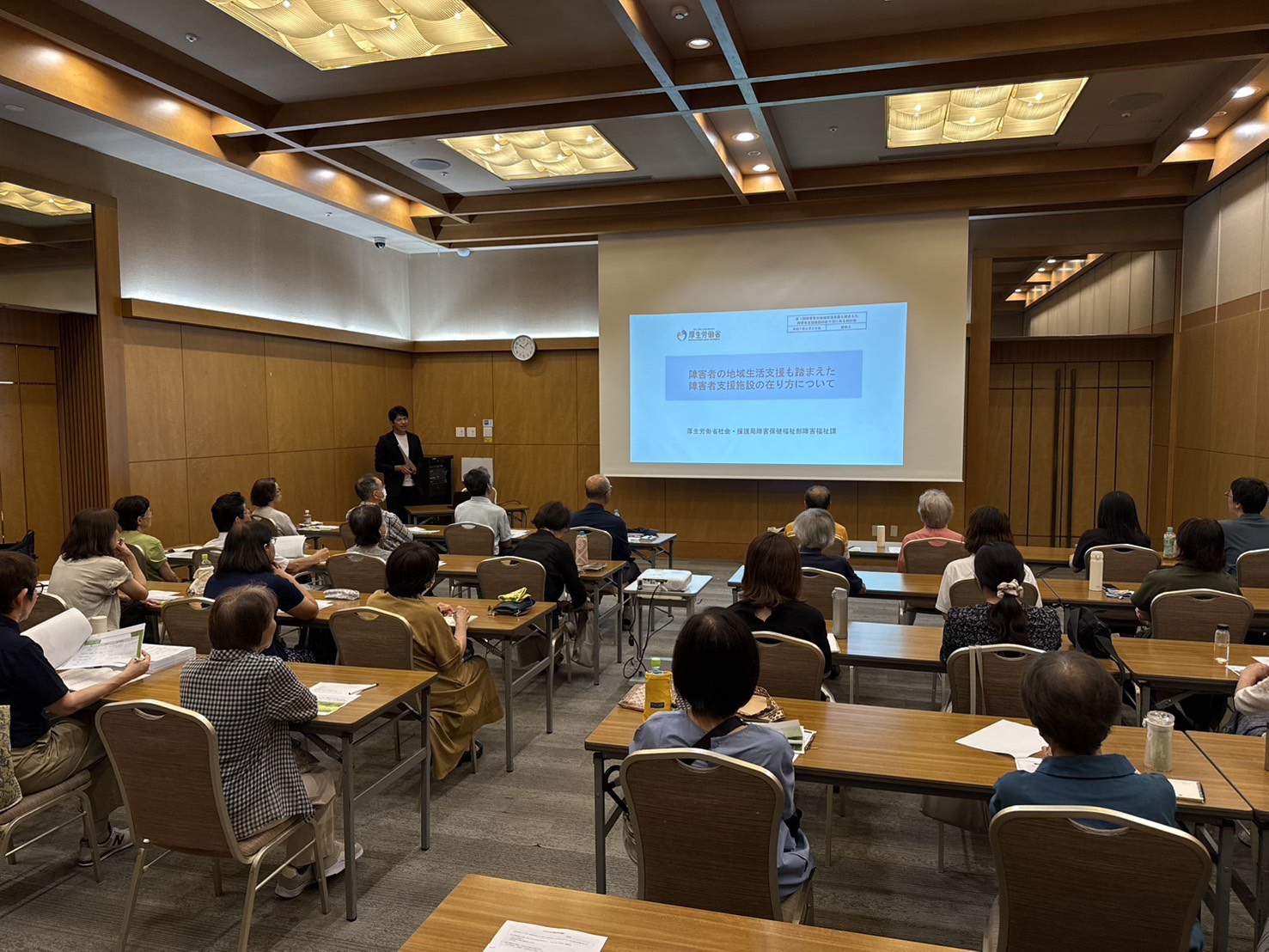 スクリーンを使った町田会場のセミナーの様子